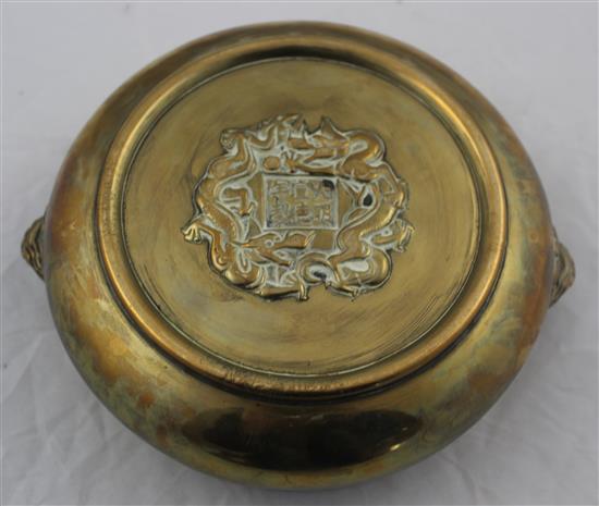 A Chinese bronze gui censer, Xuande mark, 19th century, W.20cm, rim diam.16cm